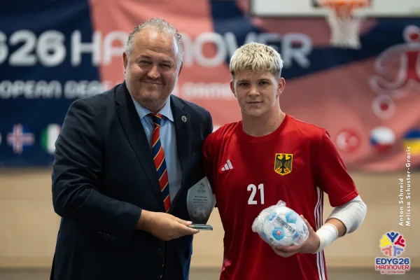 2026-08-22_Futsal_Siegerhrung-18.jpg